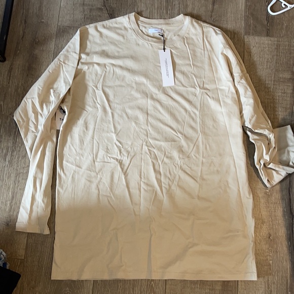 Aritzia over sized long sleeve - Picture 2 of 3